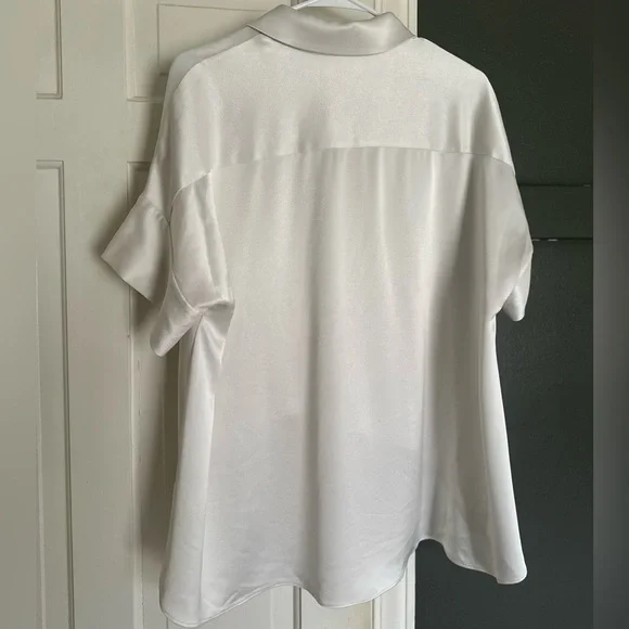 Alice and Olivia Edythn Short Sleeve Collared Silky Button Down Blouse Shirt Top - Picture 6 of 7